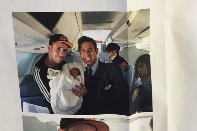 Ребенок родившийся на борту самолета получает пожизненное право