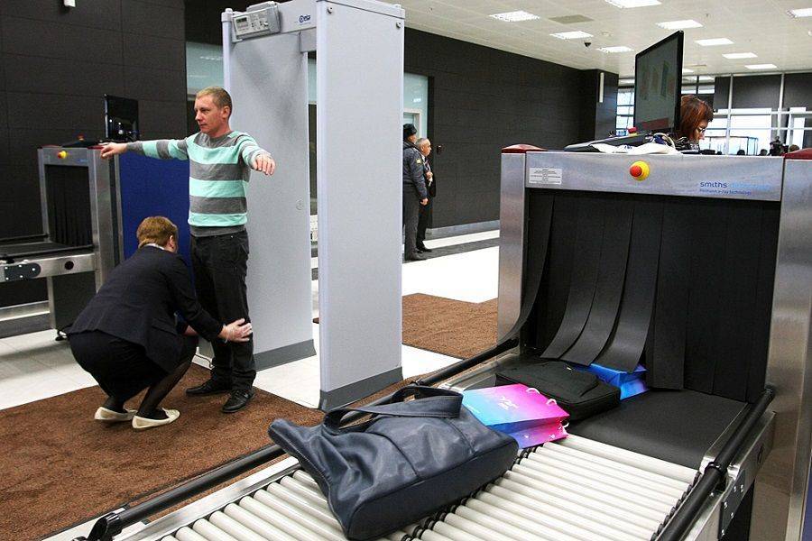 Сканер в аэропорту делает одежду человека прозрачной