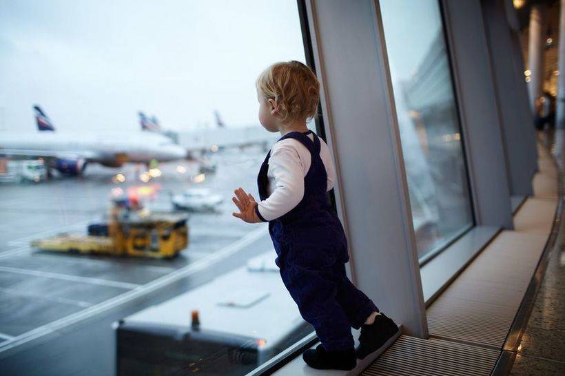 Со скольки лет можно летать на самолете без сопровождения родителей по россии и за границу? правила перелета детей без с…