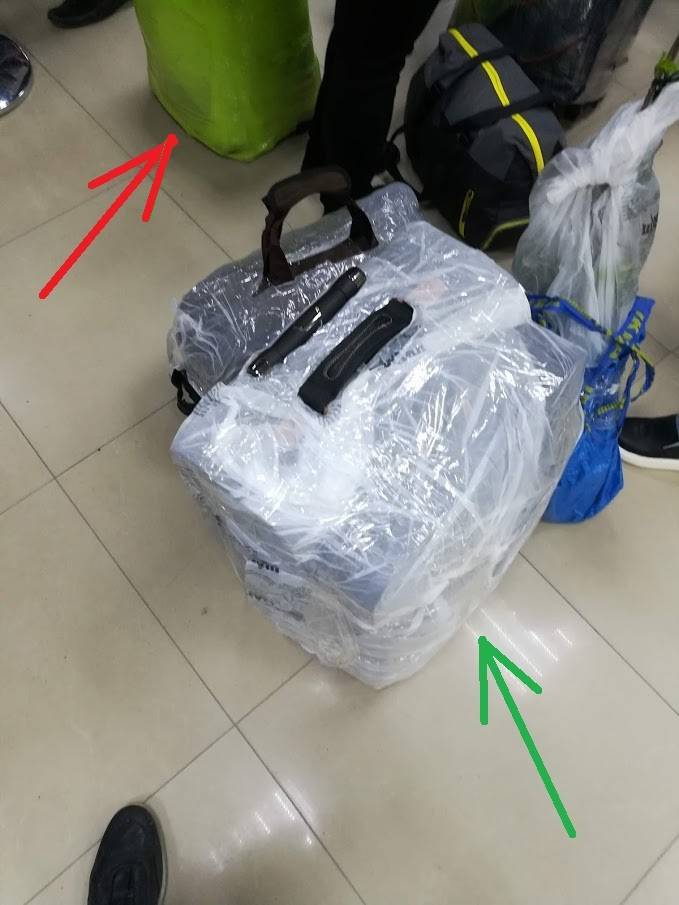 Упаковка чемодана в аэропорту: зачем обматывают пленкой?, лайфхаки для путешествий
