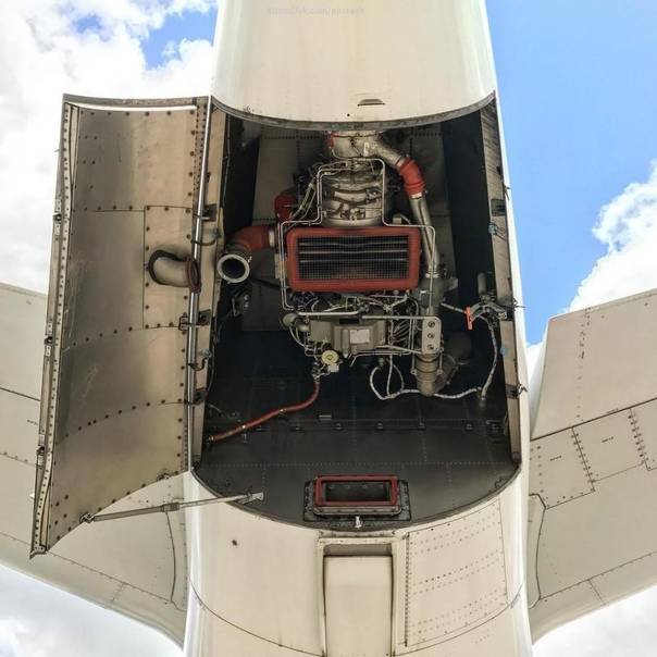 Запуск авиационного двигателя -  aircraft engine starting