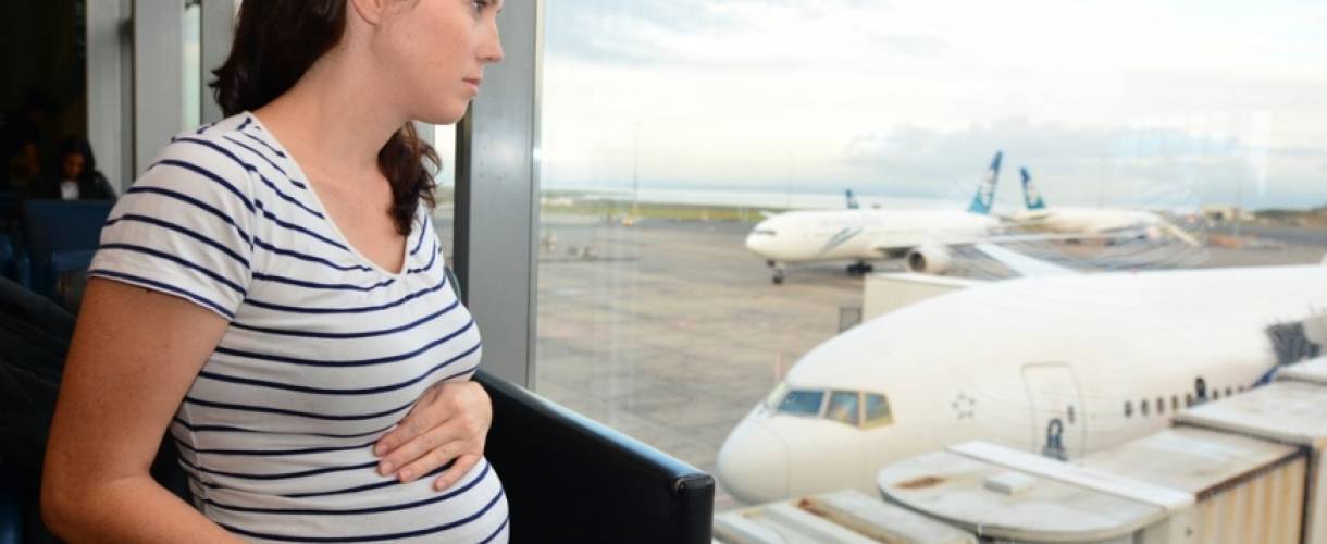 Можно ли беременным летать на самолёте: особенности перелётов в разных триместрах
