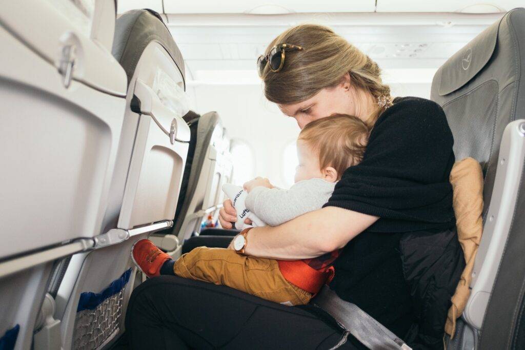 До какого возраста дети летают бесплатно на самолете?, семейный отдых с детьми