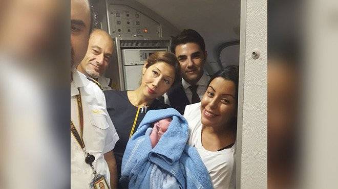Женщина зашла в самолет одна, а вышла с ребенком: он родился прямо на борту