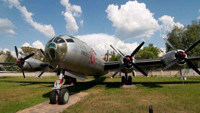 Pipl • 19 мая 1947 года совершил полёт первый серийный ту-4