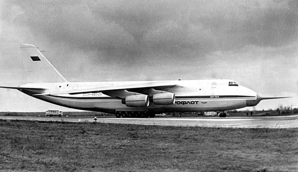 Ан-124 руслан - крупнейший серийный транспортный самолет, история создания и эксплуатация, конструкция и характеристики, достоинства и недостатки, модификации