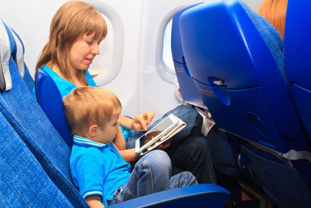 Полет на самолете с ребенком: с какого возраста можно летать и нужно покупать посадочное место?