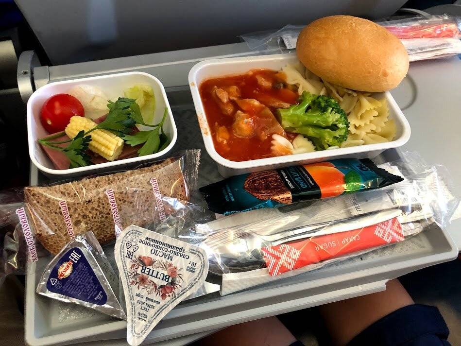 Еда в самолетах: кто, когда и чем кормит пассажиров (и кормит ли вообще)