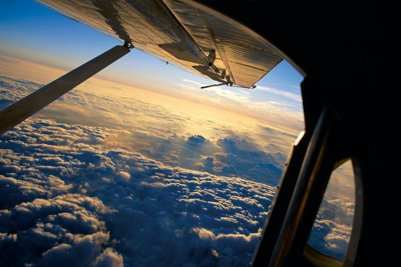Иллюминатор самолёта. вид из иллюминатора самолета. фото.