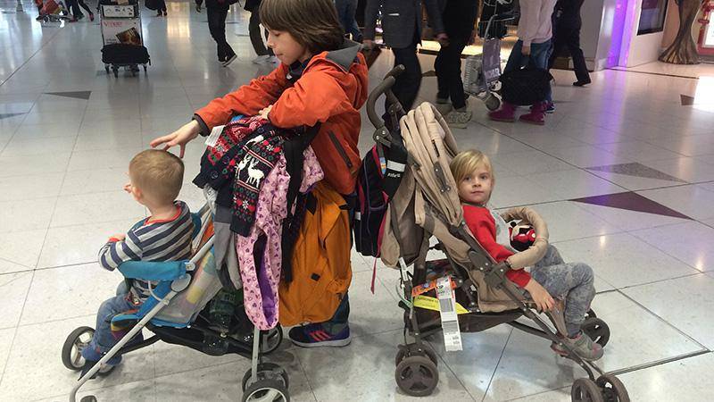 Коляска в самолет: нюансы и советы для путешественников с детьми