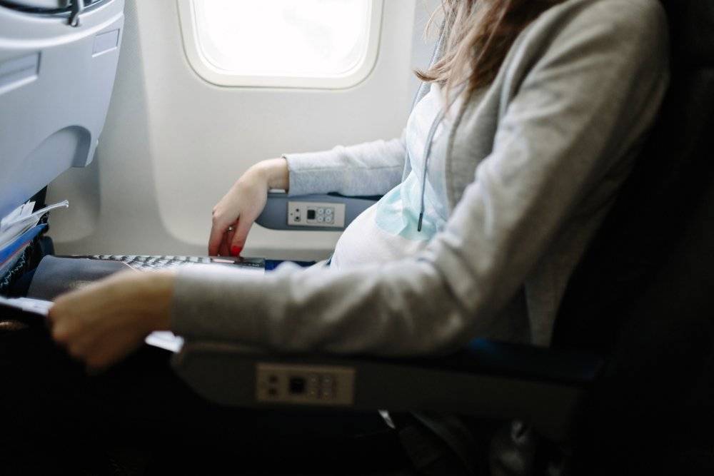 Чем опасны перелеты во время беременности на самолете в первом триместре: мнение врачей