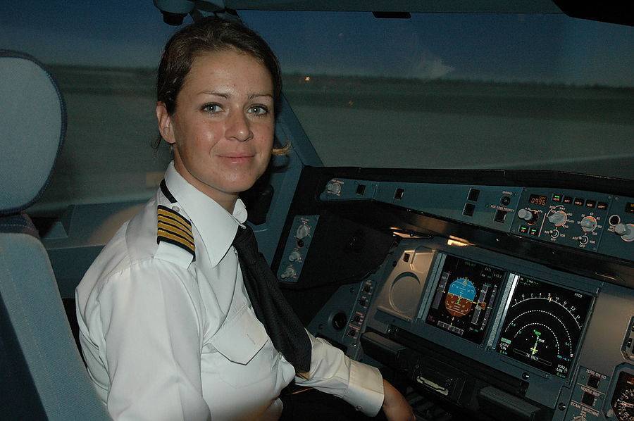 Как стать пилотом гражданской авиации в россии: зарплаты летчиков авиакомпании аэрофлот, сколько получает командир корабля