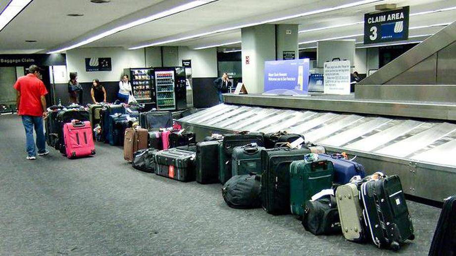 Как летать на самолете: регистрация, сдача багажа, паспортный контроль