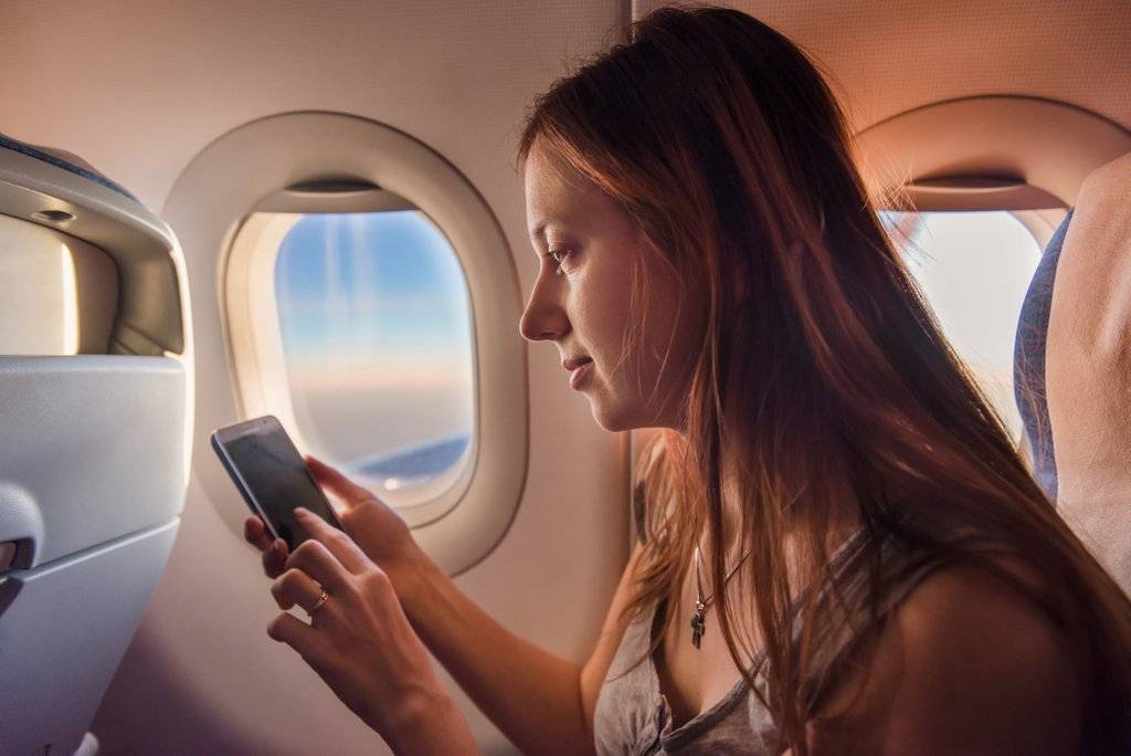 Можно ли пользоваться телефоном в самолёте: есть ли wi-fi на борту