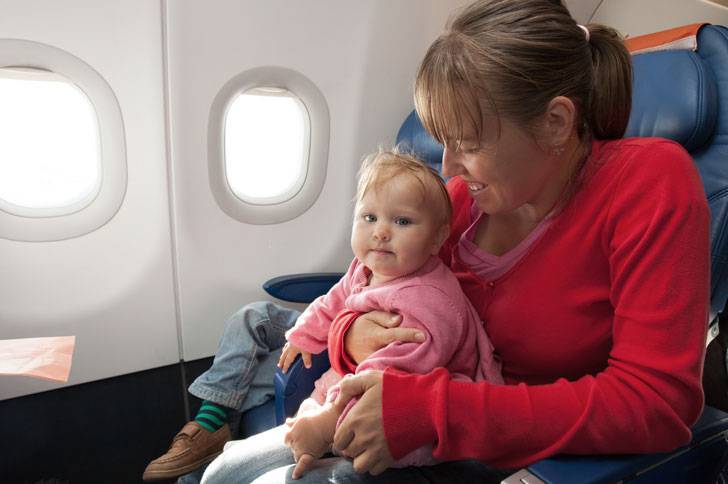 Чем занять ребенка в самолете? что взять с собой?