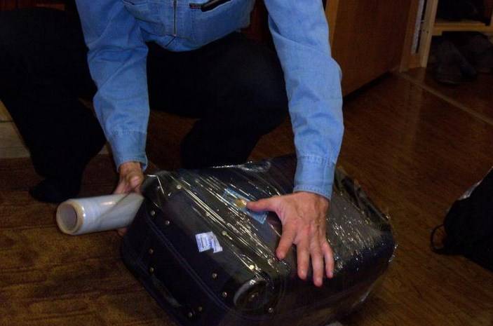 Упаковка багажа в аэропорту: стоимость обмотки чемодана