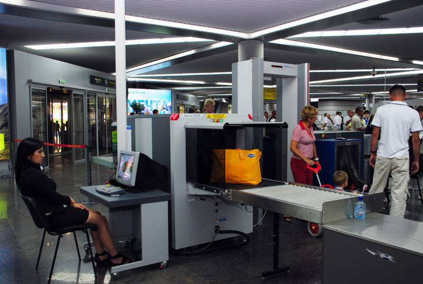 Как просвечивают багаж и человека в аэропорту с помощью рентгена: влияние на здоровье