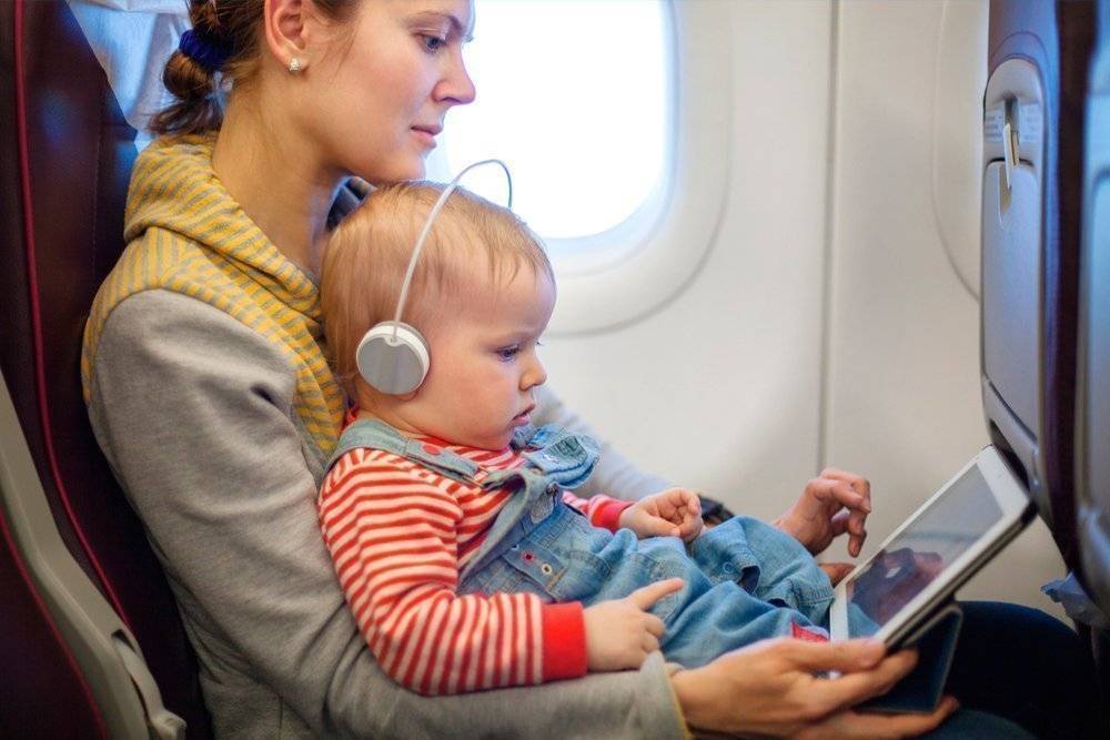 Как лететь в самолете с годовалым ребенком