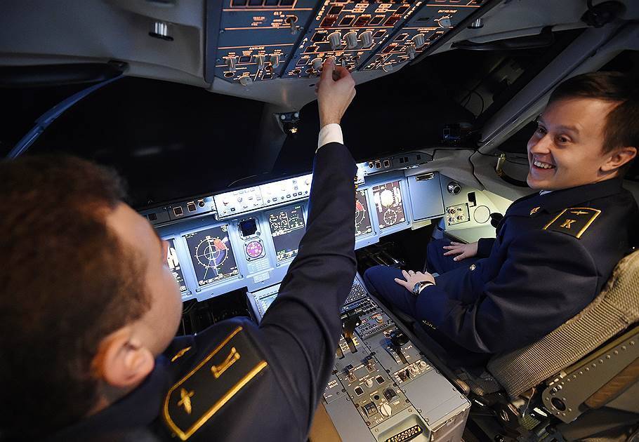 Как стать пилотом гражданской авиации в россии: зарплата, плюсы