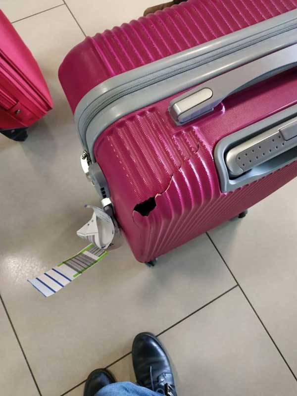 Что делать, если в аэропорту сломали чемодан (коляску)? — куда звонить или справочник полезных телефонов.