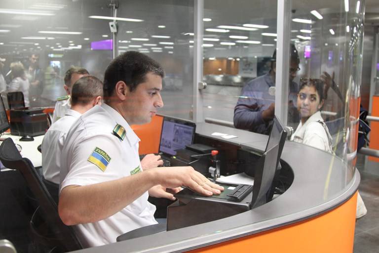 О паспортном контроле в аэропорту — что проверяют, как проходит