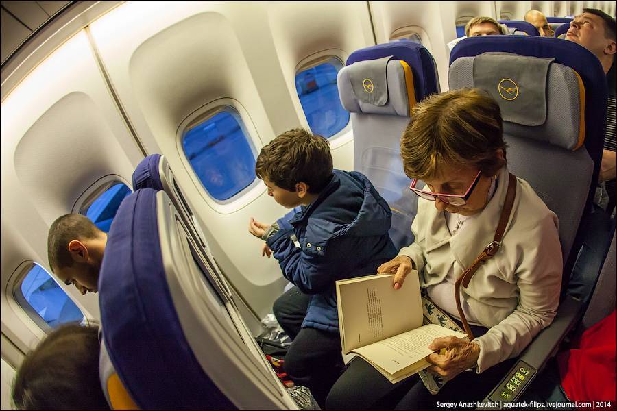 Со скольки лет можно летать на самолете без родителей в 2021 году?