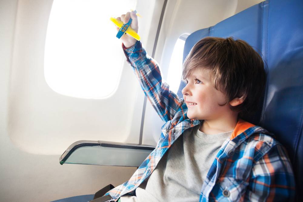 Как лететь в самолёте с ребенком до 3 лет — советы врачей и правила авиакомпаний
