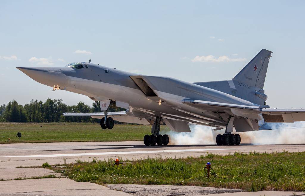 Дотянуться до «белого лебедя»: на август запланирован первый полёт обновлённого стратегического бомбардировщика ту-22м3