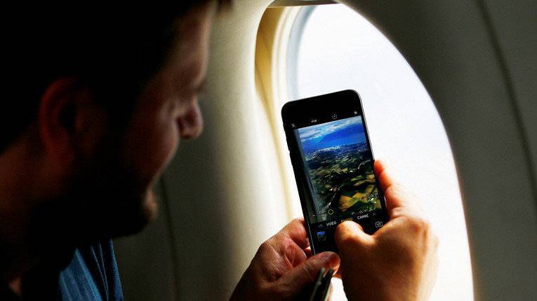 Почему нельзя пользоваться телефоном в самолете