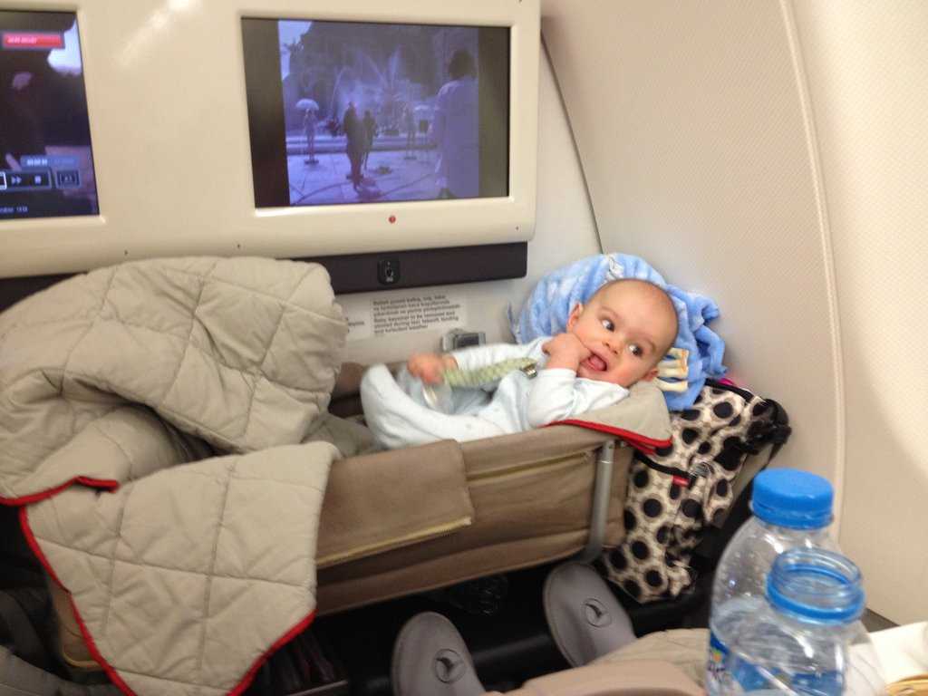 Со скольки месяцев можно перевозить детей в самолете | авиакомпании и авиалинии россии и мира