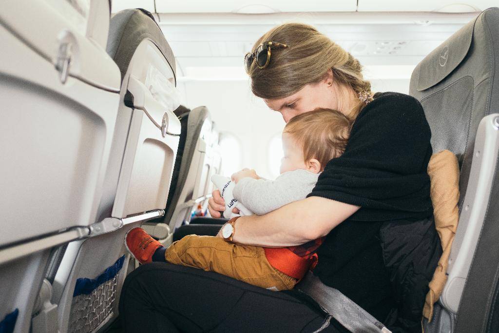 Что делать, если в самолёте посадили рядом с кричащими детьми