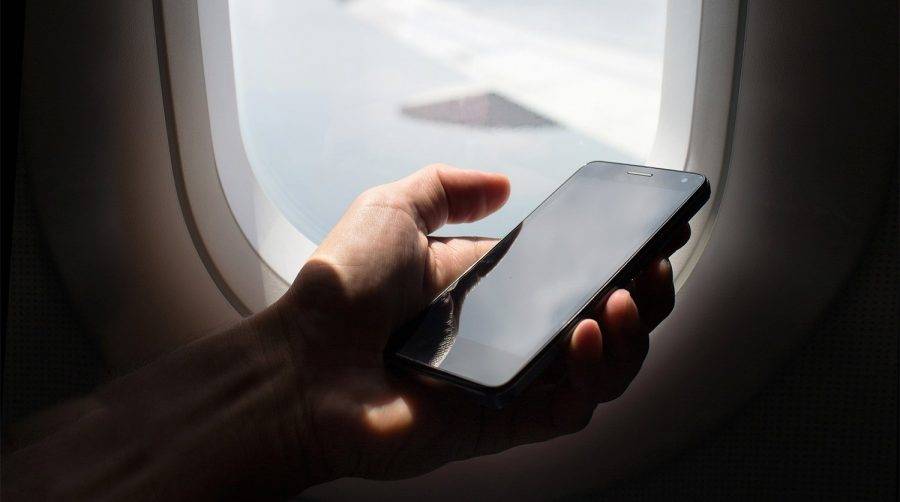 Почему нужно выключать телефон в самолёте