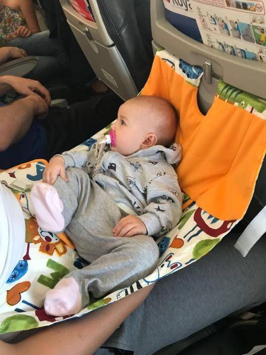 Перелет с грудничком на самолете: как лететь в самолете с грудным ребенком — выискали
