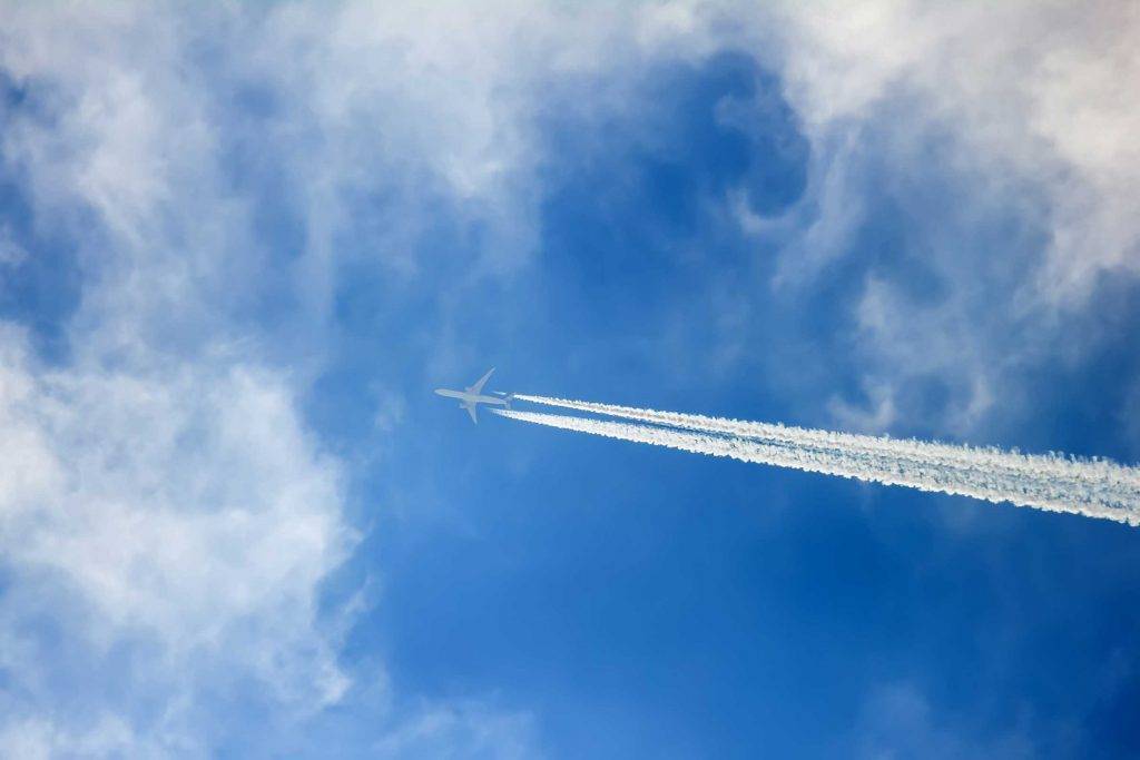 Распыление вируса или….? жители твери заметили, что вчера самолёты оставляли  широкие белые полосы в небе над городом — что бы это значило? — тверь24 — новости в тверском регионе