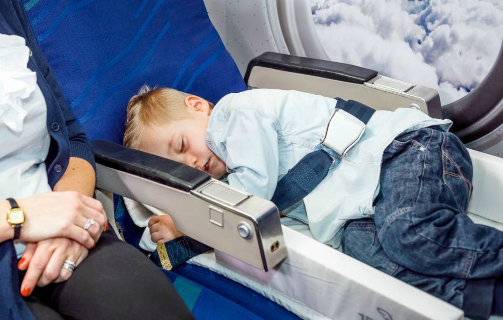 Перелет с грудничком на самолете: как лететь в самолете с грудным ребенком
