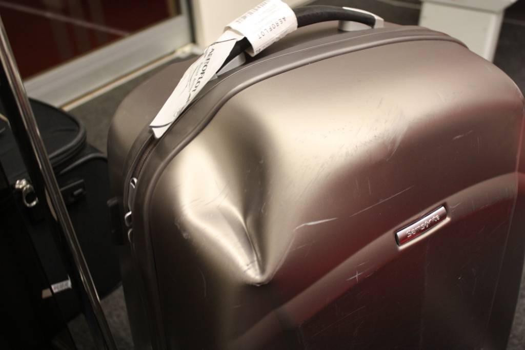 Сломали или разбили чемодан в аэропорту: что делать