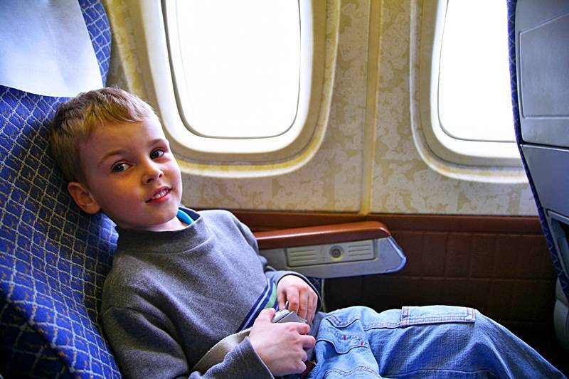 Со скольких лет дети могут летать одни на самолете и с родителями