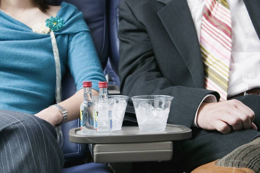 Сколько алкоголя можно провезти в самолете?