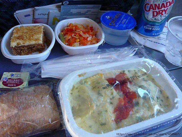 Как и когда подается еда в самолетах эконом класса: кормят ли