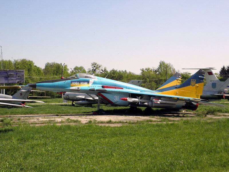 Подскажите, пожалуйста, как добраться от центра до музея авиации и музея исторических сокровищ украины.