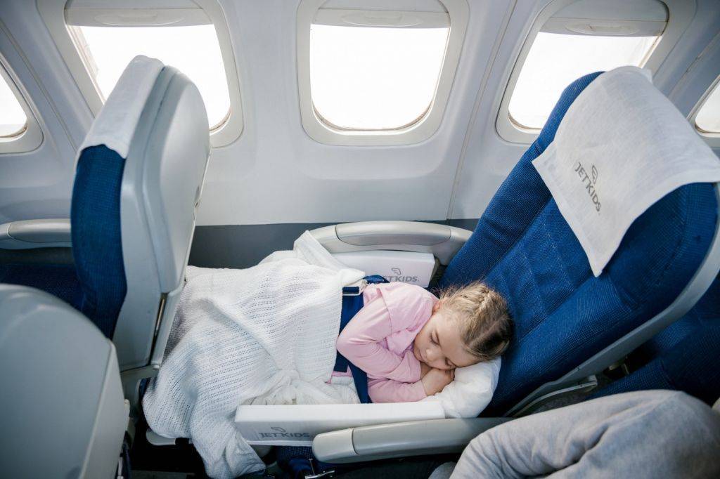 До какого возраста дети летают бесплатно на самолете?