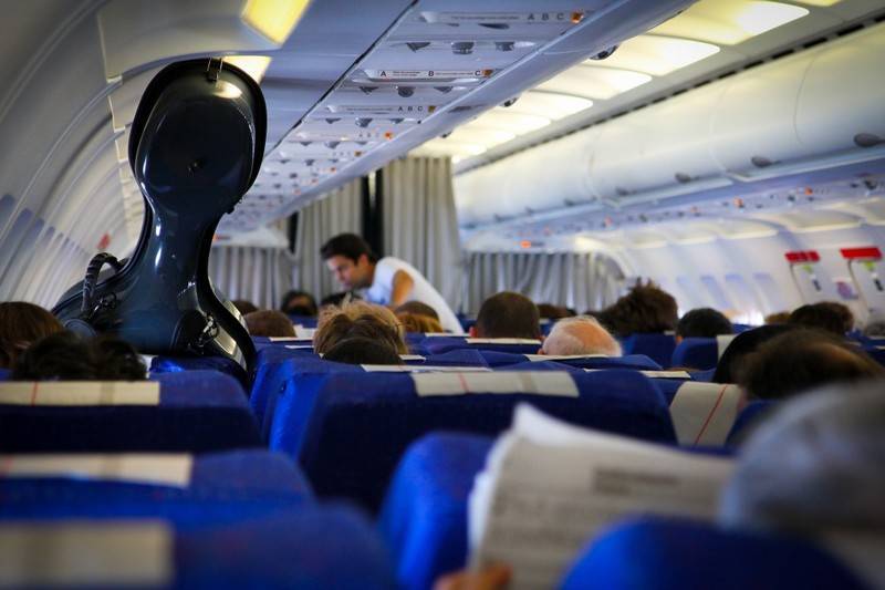 Как не разбить в самолете вазу и гитару за €1000? объясняем на примере шести популярных авиакомпаний - новости - 66.ru
