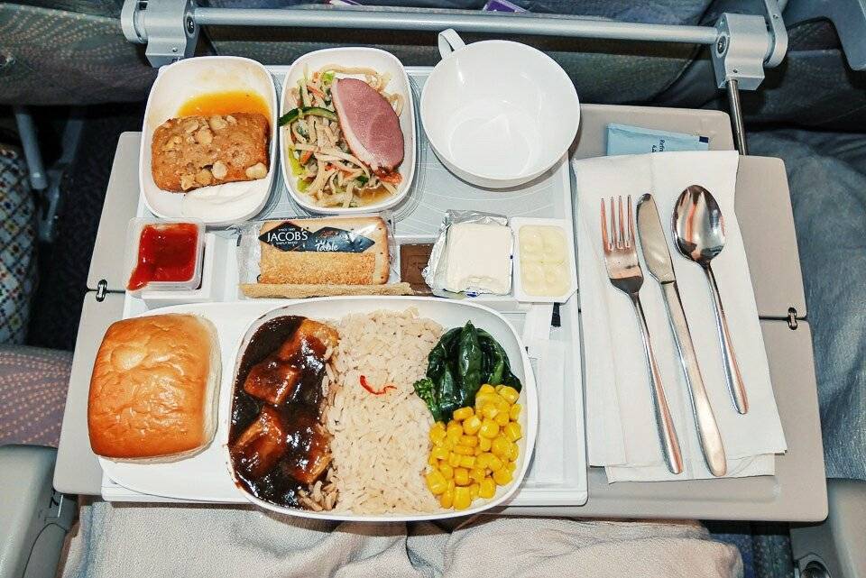 Еда в самолете: какое питание на борту, кормят ли в эконом-классе