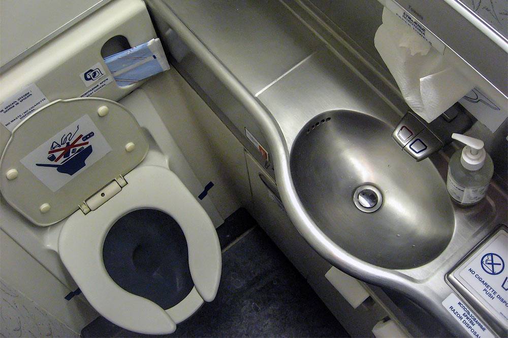 Туалет в самолете. где в самолете туалет? как устроен?