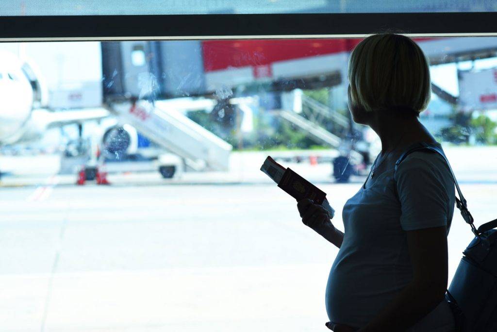 Можно ли беременным летать на самолете на разных сроках