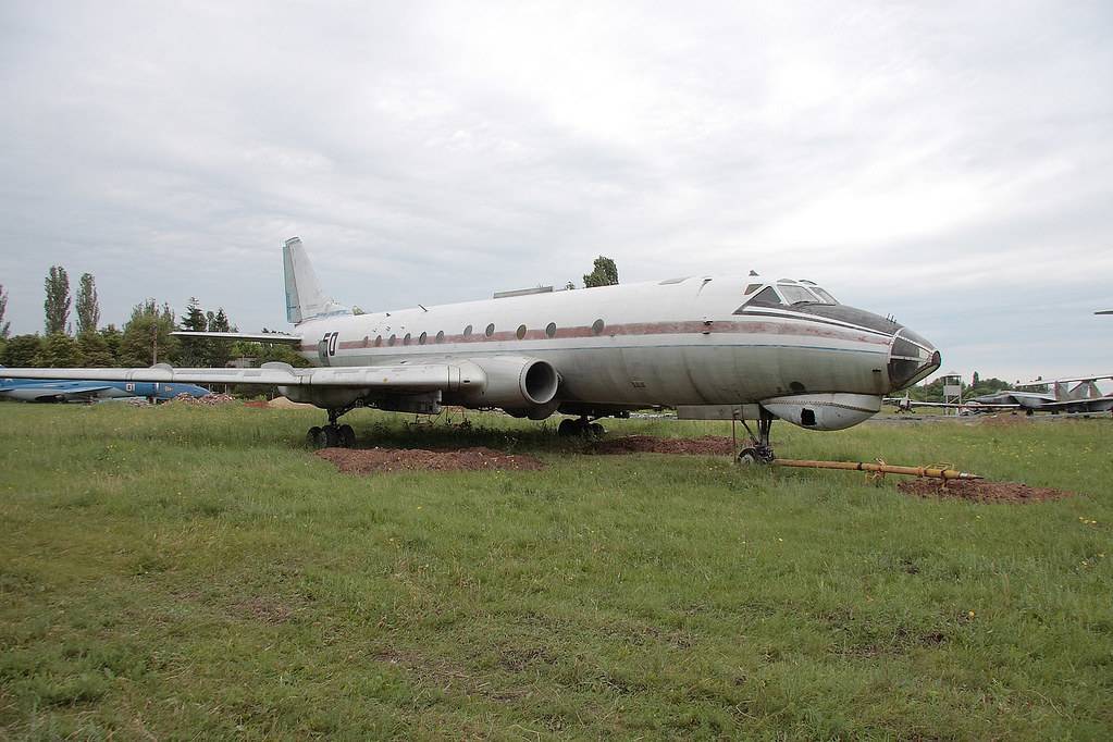 Небольшой советский пассажирский самолёт ту-124