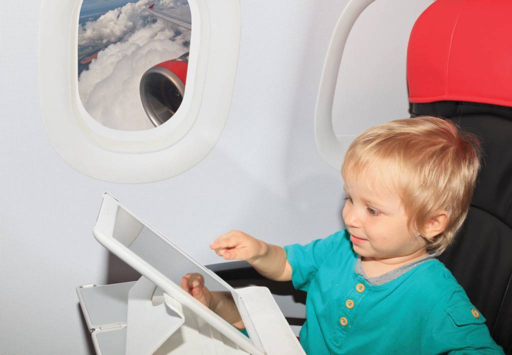 Полетели! чем занять ребенка в самолете?