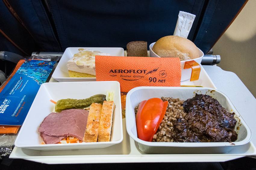 Питание в самолёте эконом-класса: кормят ли
