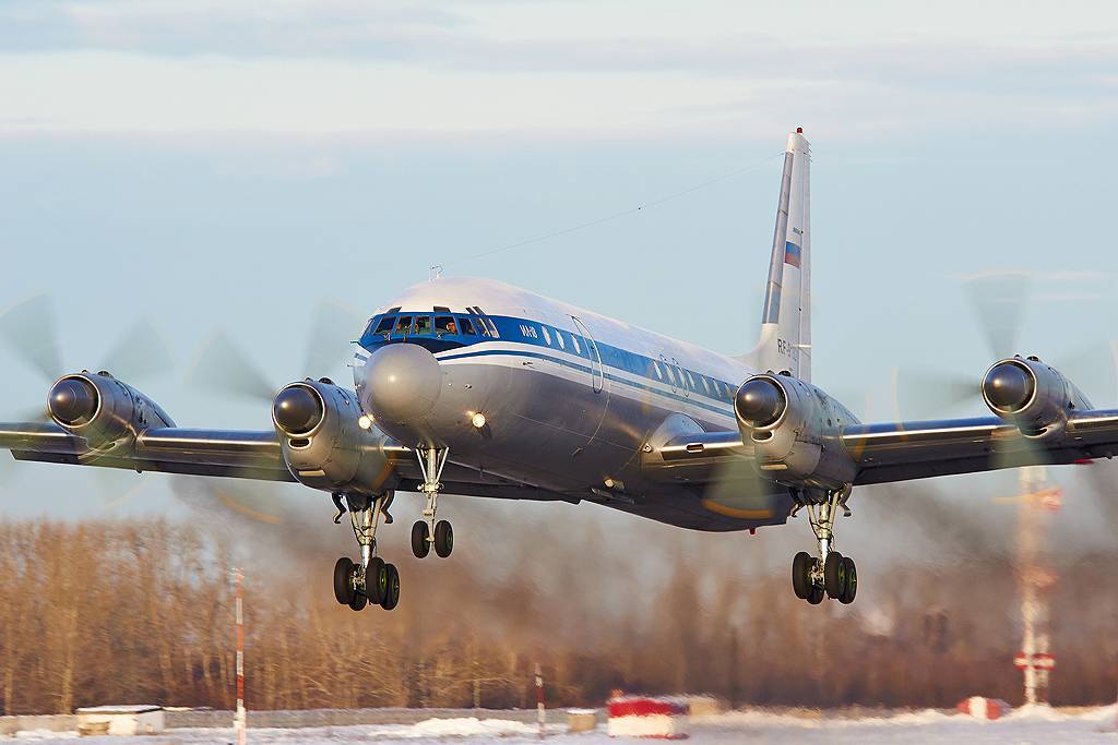 Ил-18, технические характеристики и история пассажирского дальнемагистрального самолета, обзор кабины и салона, видео взлета и посадки
