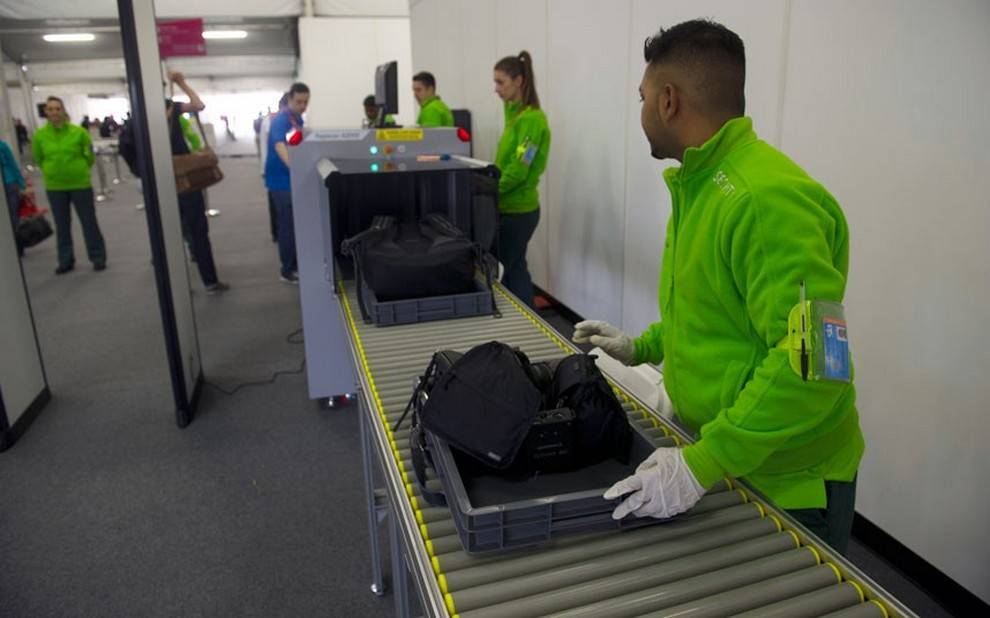 Как выглядит ваш чемодан на рентгене в аэропорту и как ищут запрещенные предметы